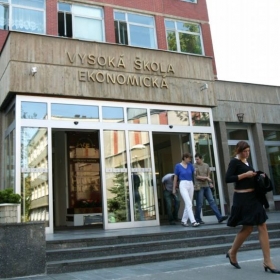 Katedra institucionální, environmentální a experimentální ekonomie byla sloučená s katedrou ekonomie